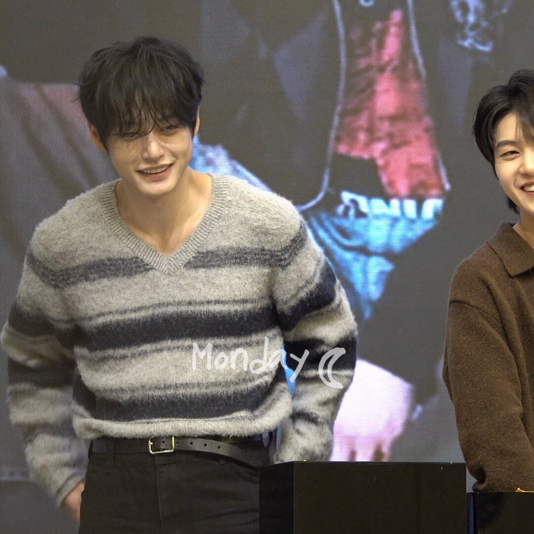 🌹 Jiwoong , drink some water 🦋 Water? Water? 🦋 *searching for water* 🥤 🌹 I’m watering my flower 🦋 😳....😆😆🤣 *shy shy blushing* 🦋 🌻✨️✨️ The flirting level got me 😭 it's very affectionate