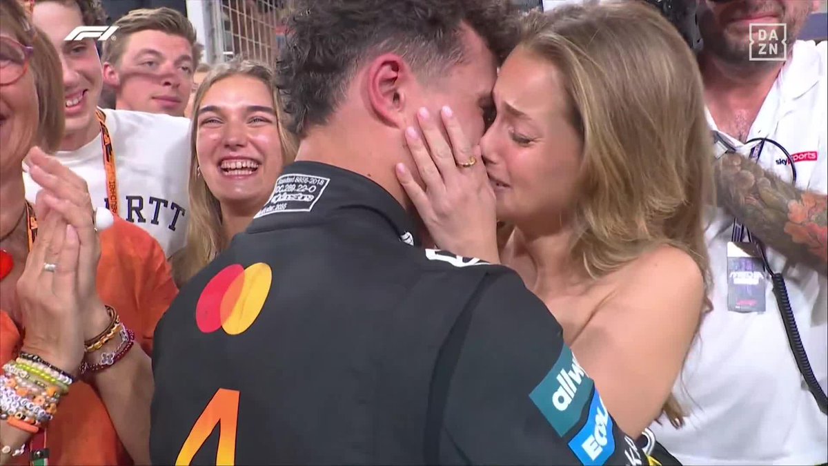 EL BESO DE LA VICTORIA 😍 #AbuDabiDAZNF1 🇦🇪