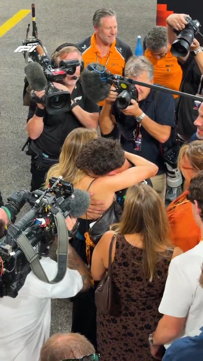 Sealed with a kiss 😘 Lando celebrates with girlfriend Magui #F1 #AbuDhabiGP