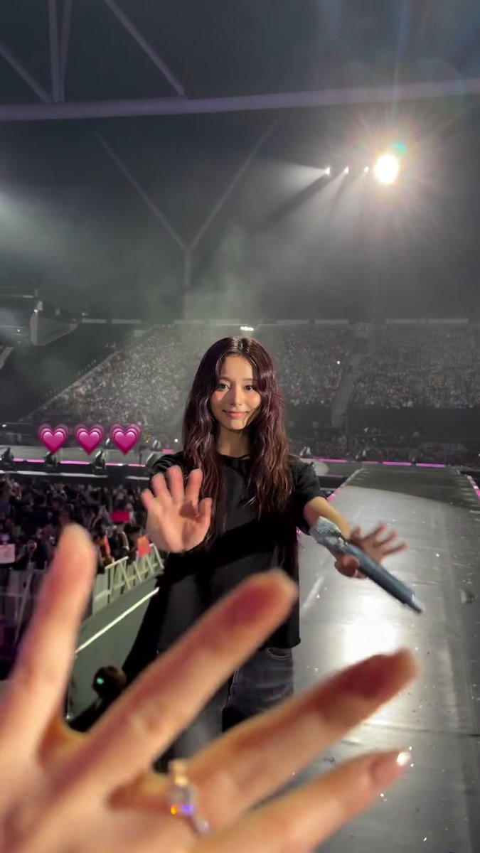 Momo waving at ONCEs and Tzuyu 😭
