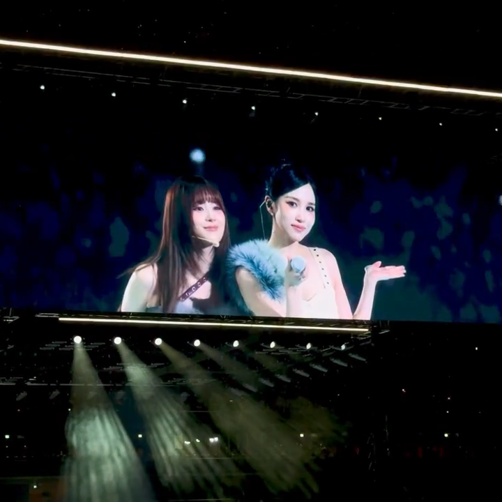 Mina's "Hey Hong Kong~" with Sana