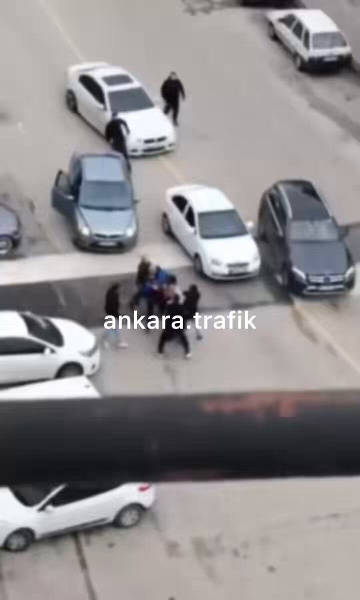 Şentepe’de tekmeli yumruklu trafik k*vgası cep telefonu kamerasında