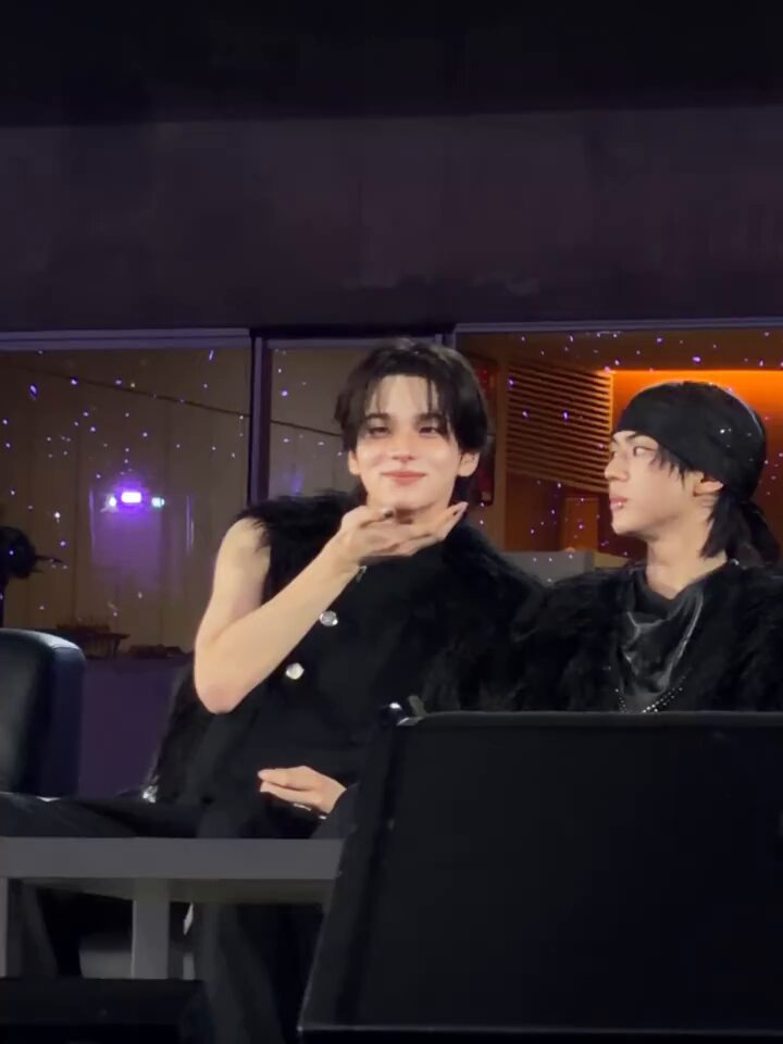 신유 손 너무 예뻐서 여자 손인줄 알앗어 예쁘다 정화닝