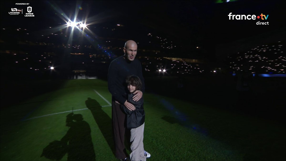 ZINEDINE ZIDANE fait son entrée au Stade Vélodrome pour cette soirée de Universe League 🤩🇫🇷 #Universeleague