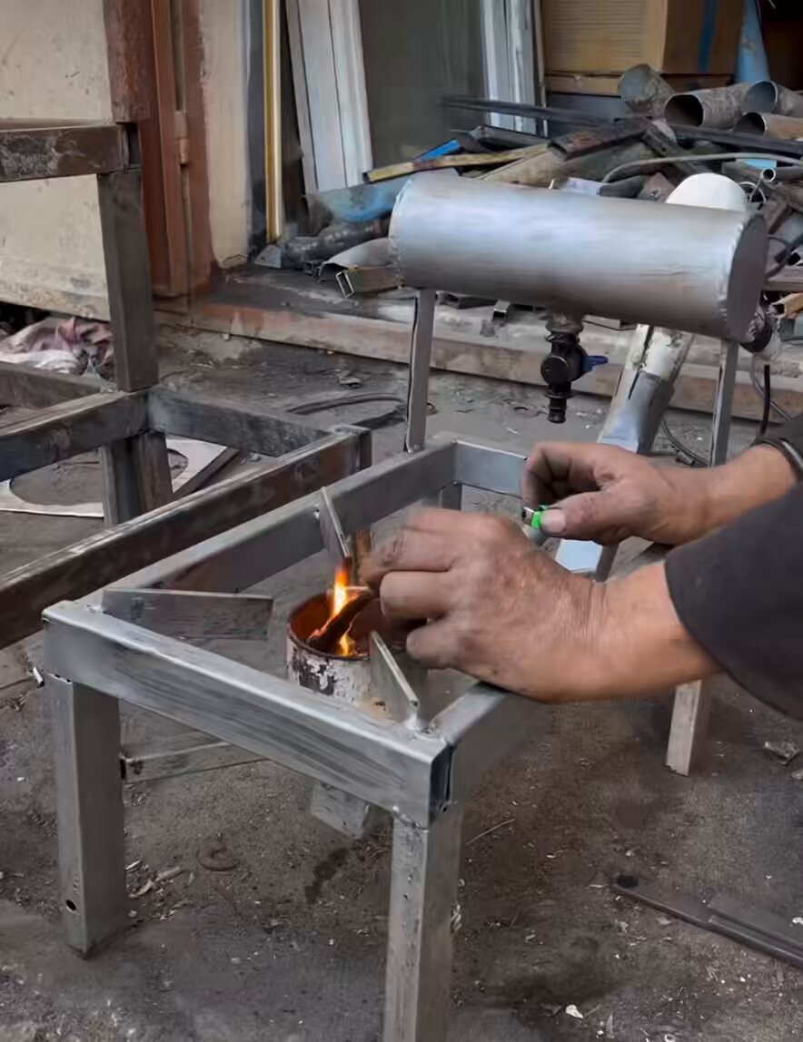 Gün geçmiyor ki bir yeni tasarımlarını görmeyelim.. Ocak kullanımında gaza alternatif olarak geliştirdikleri, hava ve yağ kullanarak çalışan cihaz gibi… Mühendis / Engineers of Gaza