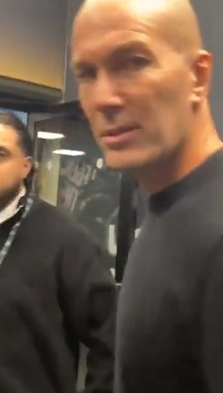 ⭐👀 ZIZOU EST BIEN PRÉSENT ! 🤩 En direct du Vélodrome, à quelques minutes de fouler cette pelouse qu’il n’a plus foulée depuis presque 20 ans ! Quel plaisir !