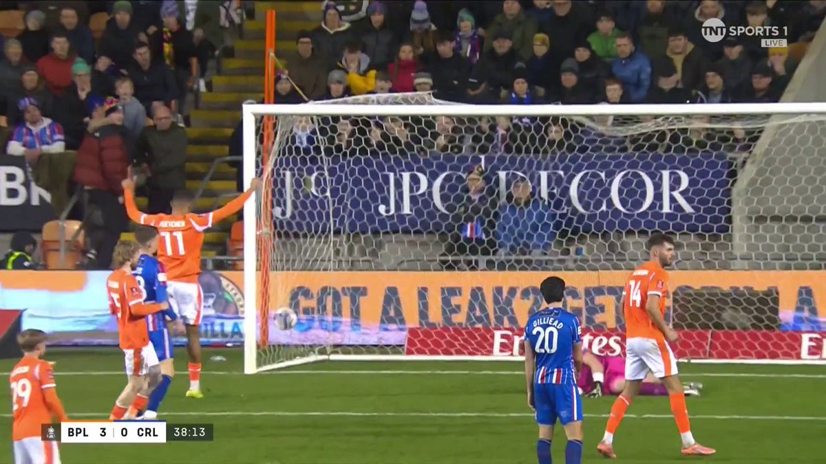 Another rocket 💥 Scott Banks cuts inside an unleashes an unstoppable effort into the far corner to give Blackpool a 3-0 lead now! 📺 TNT Sports &amp; discovery+ UK