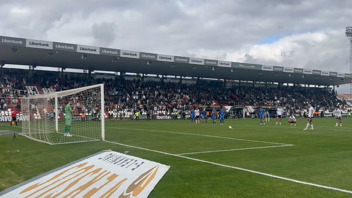🫨 Todo el Romano casi infartado 🆗 Suena el pitido del árbitro 🥶 Álvaro García Arana frío, tranquilo, confiado, arranca ⏱️ 3…2…1… 💥 ¡GOL Y LOCURA EN EL ROMANO! #MéridaOurense