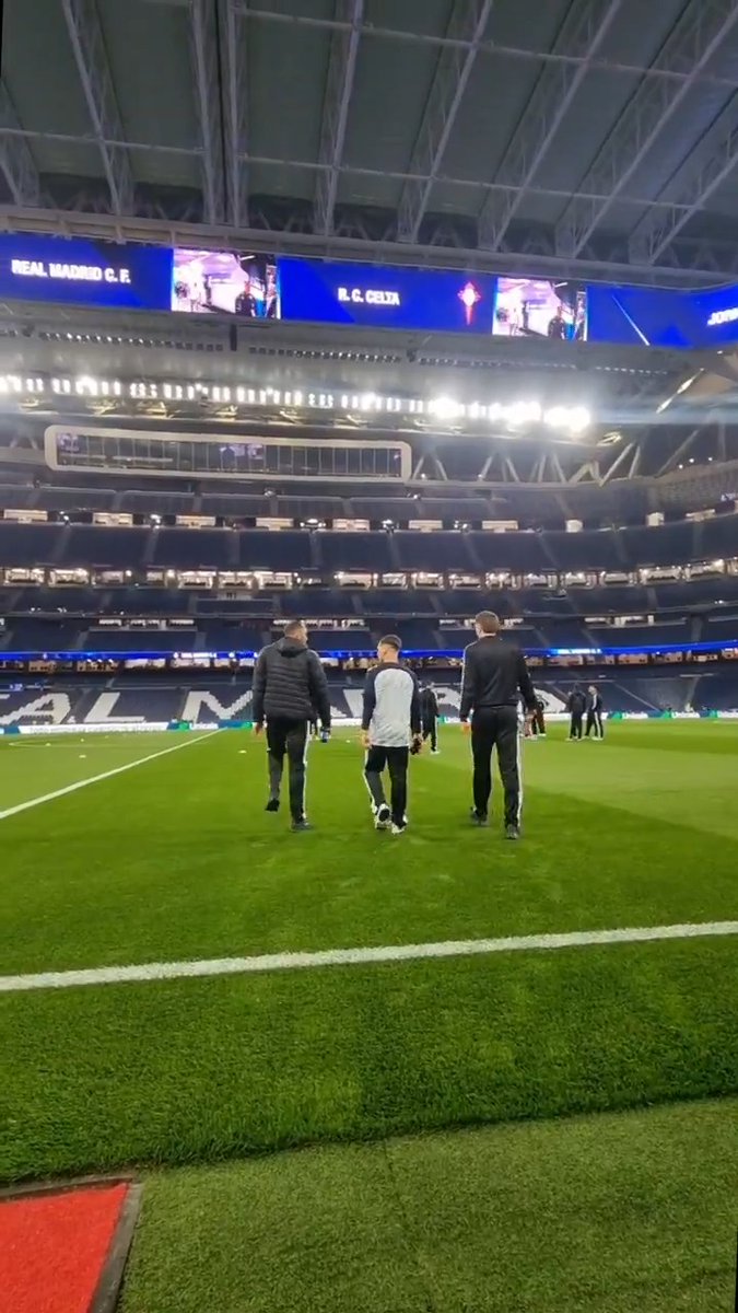 📍 ¡Ya está el Celta en el Bernabéu! #LALIGAEASPORTS 📹 ¡Así ha sido la llegada del conjunto visitante!