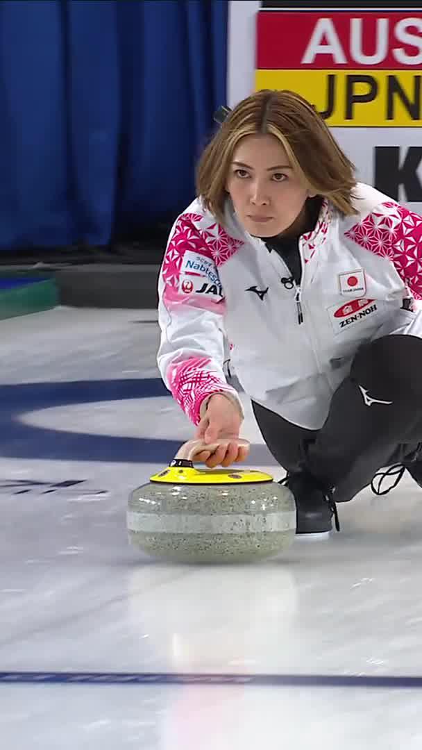 Tricky shot for the win, but Yoshimura Sayaka makes the peel cleanly to bag two points for Japan 🇯🇵 and a 7-5 result. 🤝 Watch all games live on The Curling Channel! #curling #oqe #japan #roadto2026