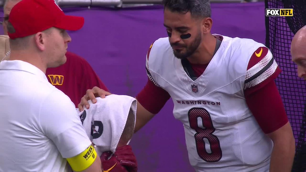 Marcus Mariota comforted an emotional Zach Ertz on the injury cart 🙏 (📺 FOX)