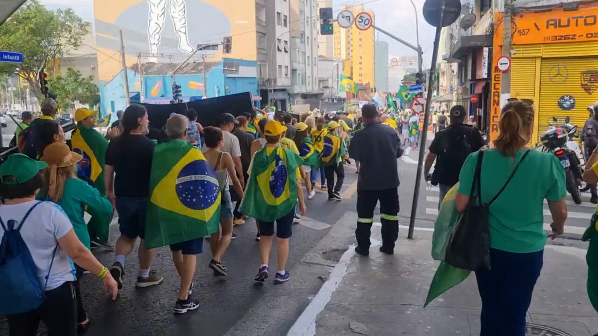 Essas pessoas são as que verdadeiramente representam o Brasil. Marcha pela anistia em São Paulo neste domingo, 07 de dezembro.