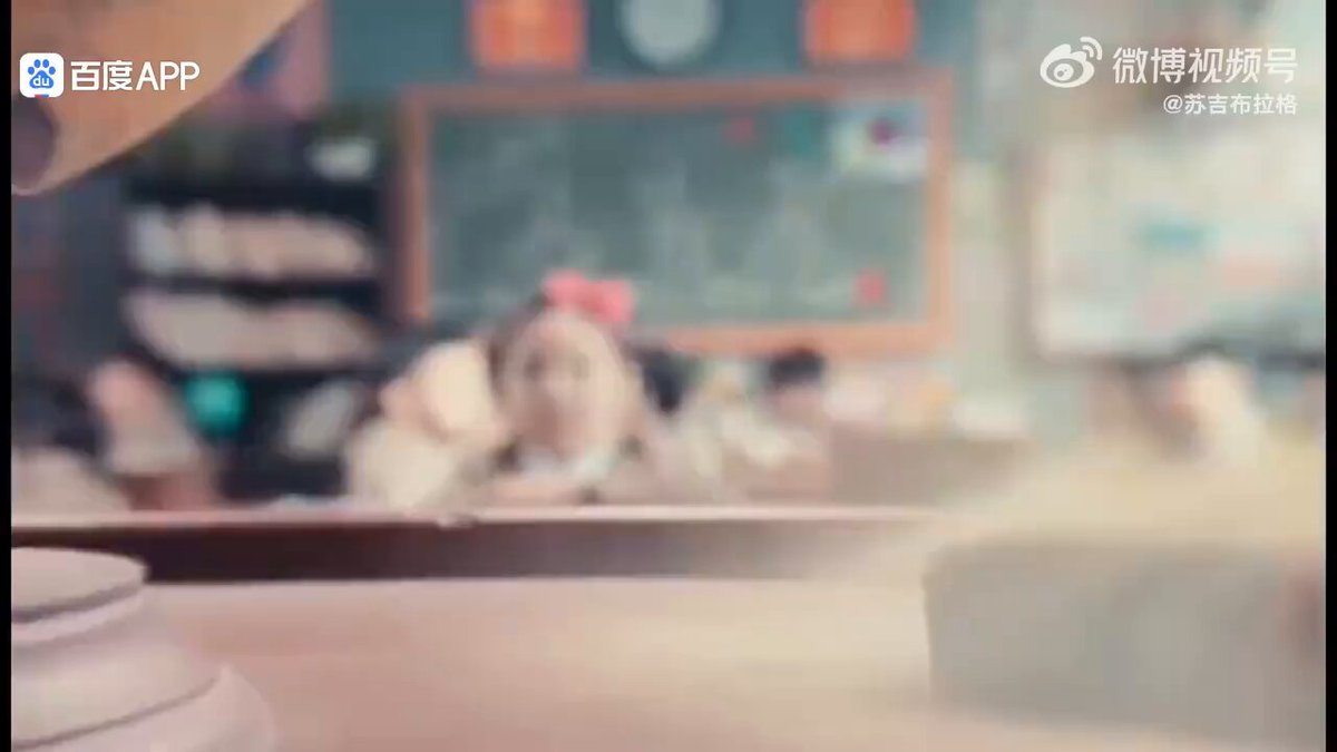 郑渊洁写过一个故事，《皮皮鲁驯兔记》 学校的老师会把听话的孩子变成兔子，越听话变成兔子的速度就越快，逐渐全身都变成兔子形态。 同学们只要变成兔子就会得到表扬和嘉奖，于是班里面变成兔子的同学越来越多，皮皮鲁的老师为了让自己的班级变成全校第一个全🐰班，就push皮皮鲁也变成兔子。 皮皮鲁的爸妈想尽了很多办法希望他可以听话可以变，逼他吃胡萝卜喝加了东西的胡萝卜汁，但皮皮鲁就是不愿意。最后他实在受不了了，自己戴上了兔头，于是所有的孩子就都是兔子了。 很多成年人现在连孩子看这样的故事都接受不了，本质上是因为父母太希望自己的孩子是兔子，而不是人。