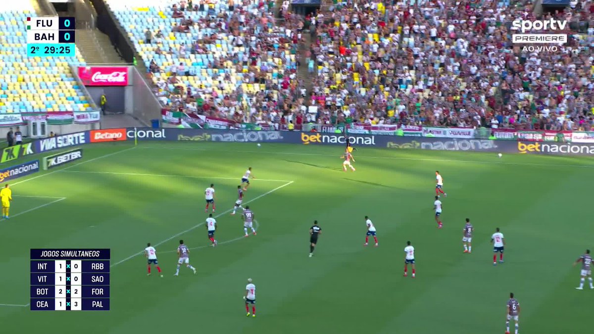 GOLAÇO! Ganso aproveita falha da defesa do Bahia e tocou por cima do goleiro para abrir o placar para o Fluminense. #Futebol #Brasileirão #Fluminense #Bahia