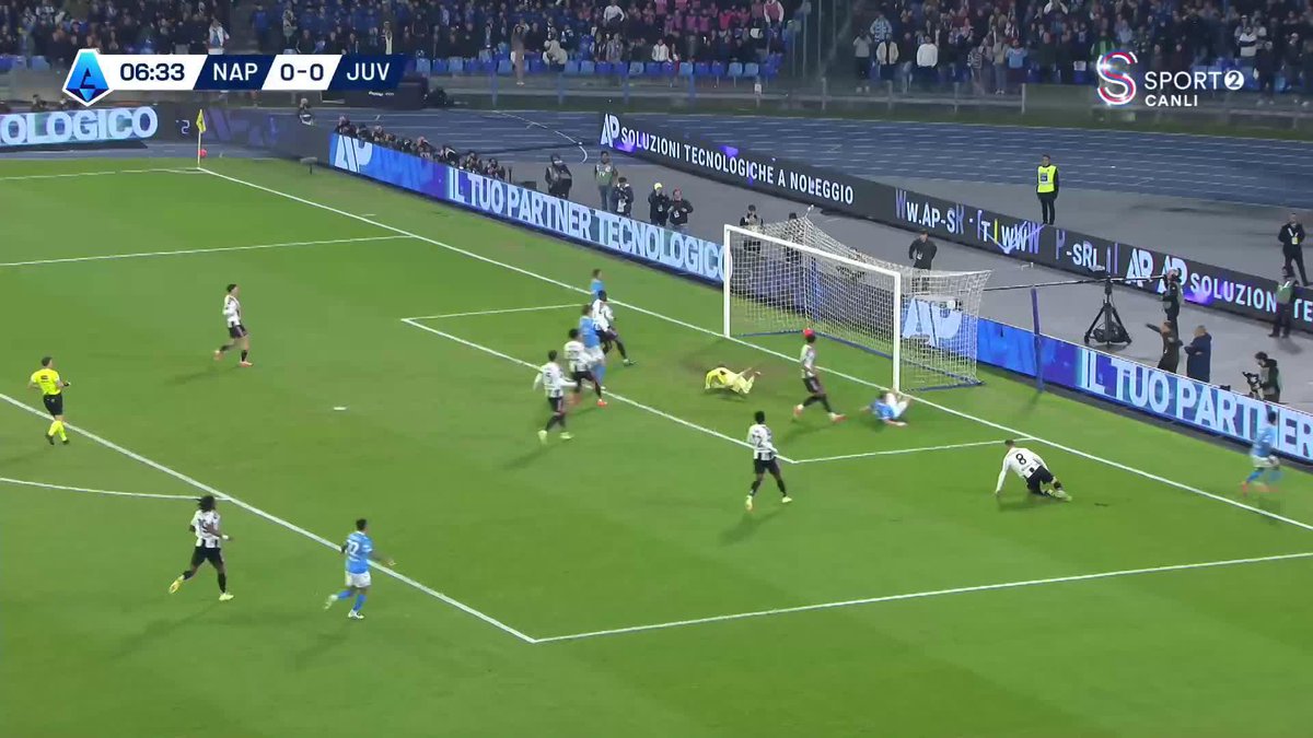 Zamanında Scirea, Gentile, Ferrara, Cannavaro, Chiellini gibi adamların oynadığı mevkide şöyle vitaminsizler forma giyerse o golü yersin.