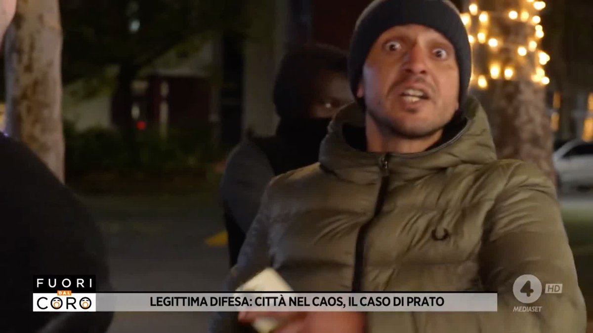 La città di #Prato nel caos a causa dei violenti che terrorizzano i cittadini per strada coi coltelli. Il servizio completo di Matteo Nalin a #Fuoridalcoro è su Mediaset Infinity
