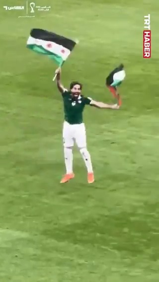 🇵🇸🇸🇾 FIFA Arap Kupası'ndaki Suriye–Filistin maçında dostluk kazandı. Filistinli futbolcu Muhammed Salih, 0-0 biten maçın ardından iki ülkenin bayraklarını açarak tribünleri selamladı.