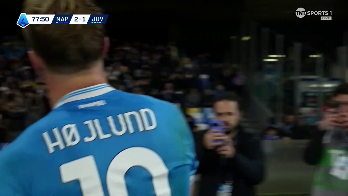 Napoli retake the lead, and it's Rasmus Hojlund at the double! ⚽️⚽️ A poacher's goal as he bundles the ball home after the header back across goal to give Napoli a 2-1 lead. 📺 TNT Sports & discovery+ UK