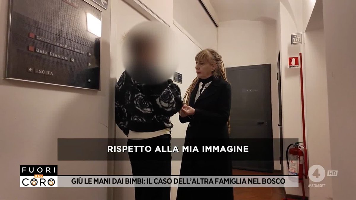 La nostra Raffaella Regoli è andata a chiedere spiegazione ai servizi sociali che hanno strappato i bimbi all'altra famiglia che vive nel bosco di cui vi abbiamo parlato la settimana scorsa. Il servizio completo di #Fuoridalcoro è su Mediaset Infinity