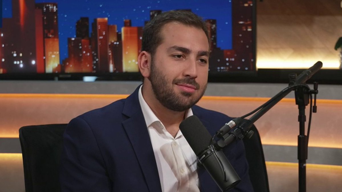 "J’ai grandi à Boulogne-Billancourt, scolarisé à Maïmonide-Rambam, où il y avait une vraie trempe sioniste insufflée par notre CPE. Il nous a insufflé cette passion d’Israël et cet amour du sionisme" Simon Moos (Simon Moos) fondateur du média In+ dans #Confidences