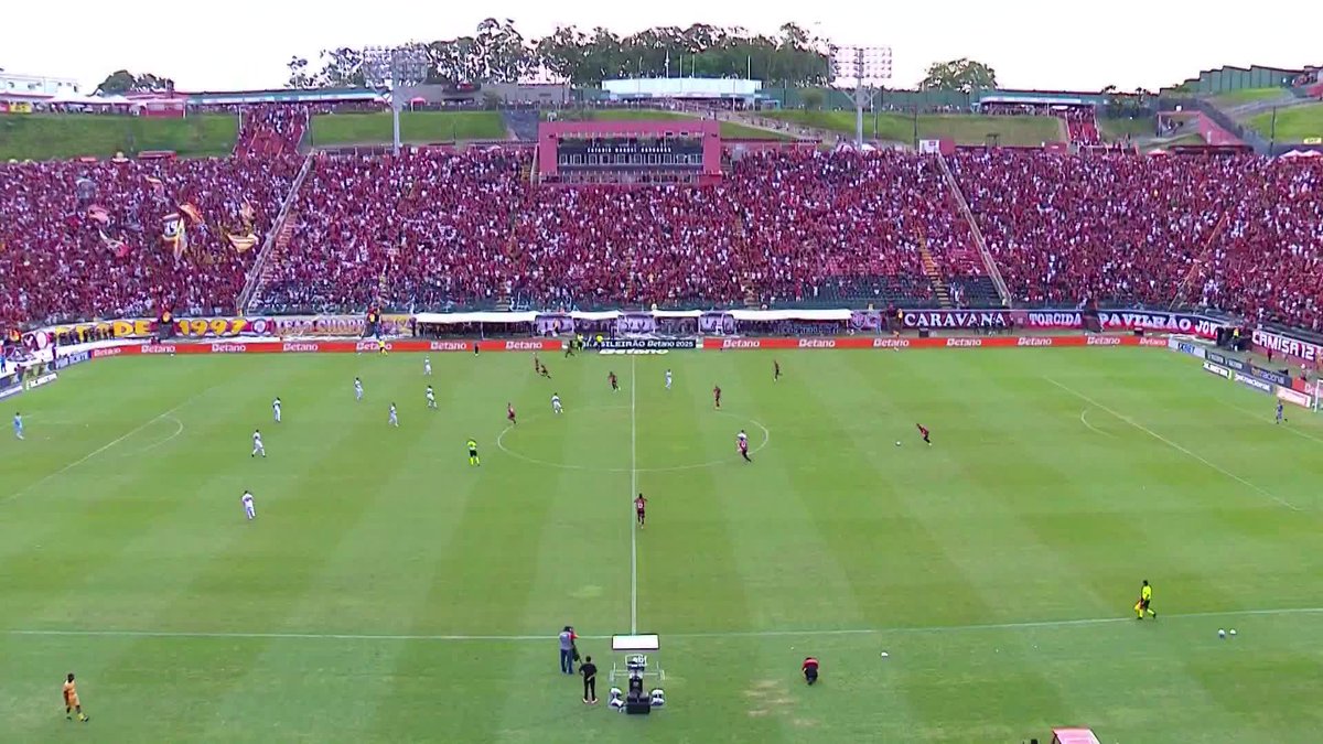 Essa você nunca viu O árbitro de Vitória x São Paulo iniciou a partida antes de todos os outros jogos Resultado? Ele teve que REINICIAR A PARTIDA!