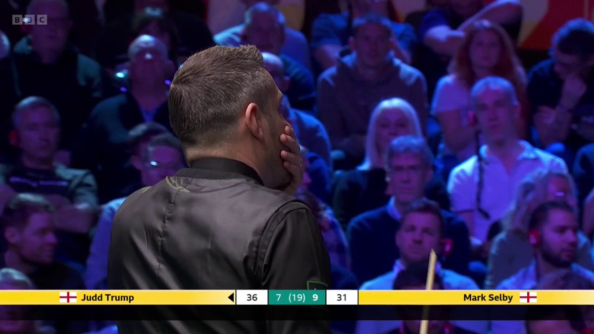 Judd Trump moved one frame behind Mark Selby at 9-8 after Selby missed this chance to close in on victory at the York Barbican 👀 It's getting tense in the closing stages of the UK Championship final! 🍿