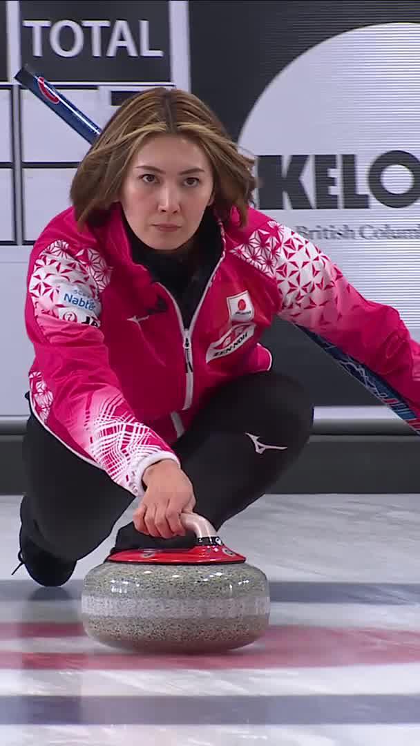 What a shot to win the game! 🤝 Yoshimura Sayaka makes the double for three, taking the scores to 10-3 and sealing it for Japan 🇯🇵 after eight ends. Watch all games live on The Curling Channel! #curling #oqe #japan #roadto2026