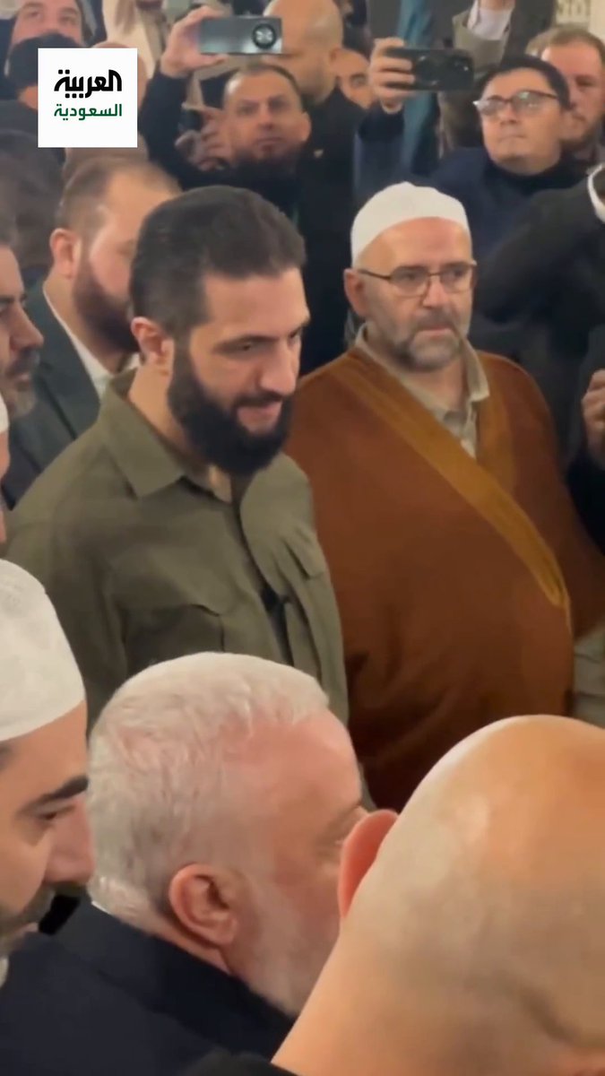 عاجل 🔴 الرئيس السوري أحمد الشرع يكشف الغطاء عن الهدية السعودية ؛ المقدمة من ولي العهد الأمير محمد بن سلمان ، وهي عبارة عن قطعة من كسوة الكعبة المشرفة للمسجد الأموي . 🇸🇾🇸🇾🇸🇦🇸🇦