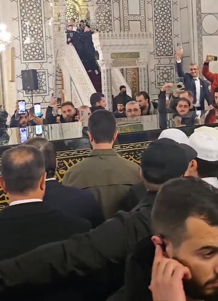 هدية الأمير محمد بن سلمان إلى الجامع الأموي في دمشق: قطعة من كسوة الكعبة منسوج عليها آية: "وإذ جعلنا البيت مثابة للناس وأمنا واتخذوا من مقام إبراهيم مصلى"