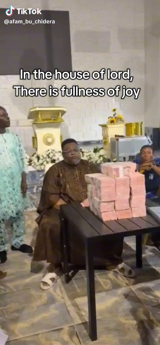 See bundle of money wey them share for church yesterday 😳