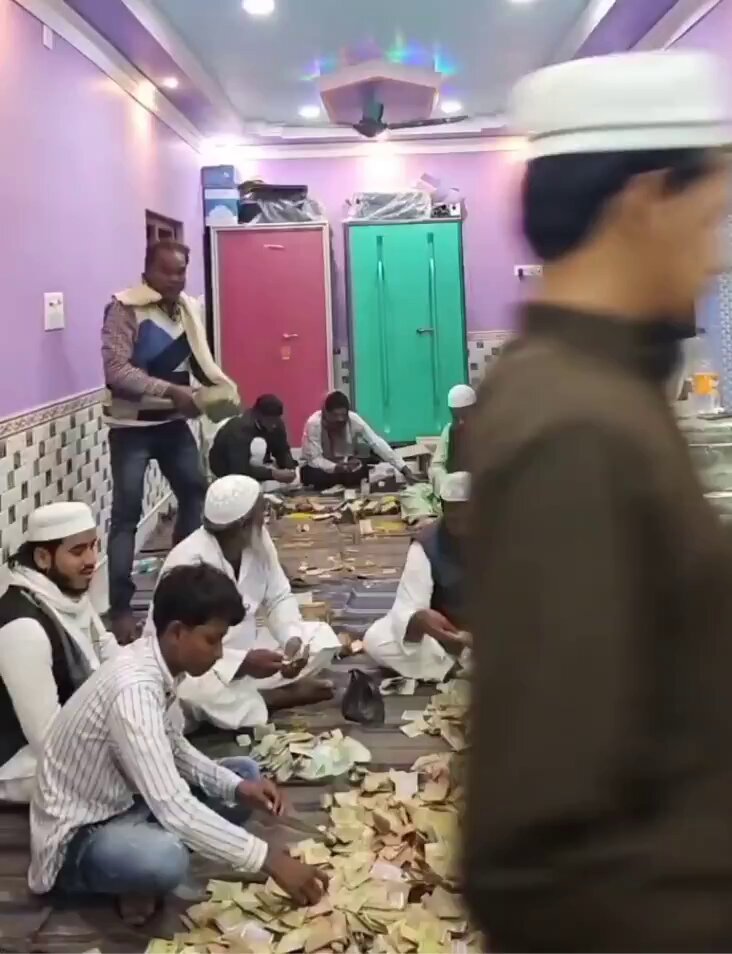நேற்று பாபர் மசூதியை மேற்கு வங்கத்தில் கட்டுவதற்காக முஸ்லீம்கள் நன்கொடையாக கொடுத்த பணம் இது. நாட்டில் கலவரத்தை உருவாக்க வாரி வழங்கியுள்ளனர். நம்ம ஊரில் கூட ஒரு அரைகுறை முதல்வர் இருக்கிறார். ஒருவேளை தமிழக முஸ்லீம்கள் இங்கே பாபர் மசூதியை கட்டலாம் என யோசனை கூறியிருந்தால் நிச்சயமாக அரசியல் காரணங்களுக்காக ஏற்றுக் கொண்டிருப்பார்