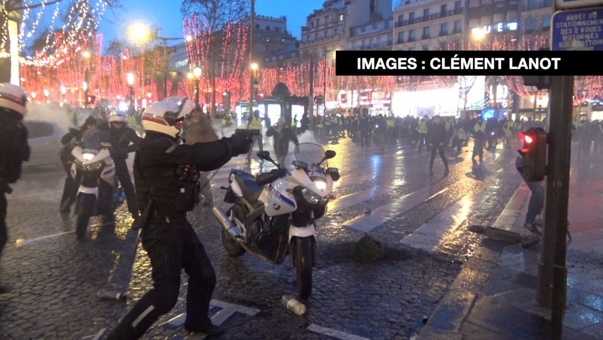 Décembre 2018 à Paris. C’était pas très malin de balancer des grenades lacrymogènes sur un cortège pacifique pour faire monter la sauce… 🎥CLPRESS / Agence de presse #GiletsJaunes #MacronDémission