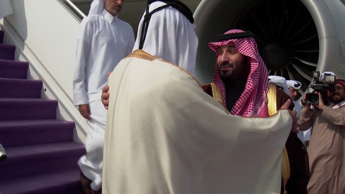 لحظة وصول أمير قطر إلى الرياض، وولي العهد في استقباله. -