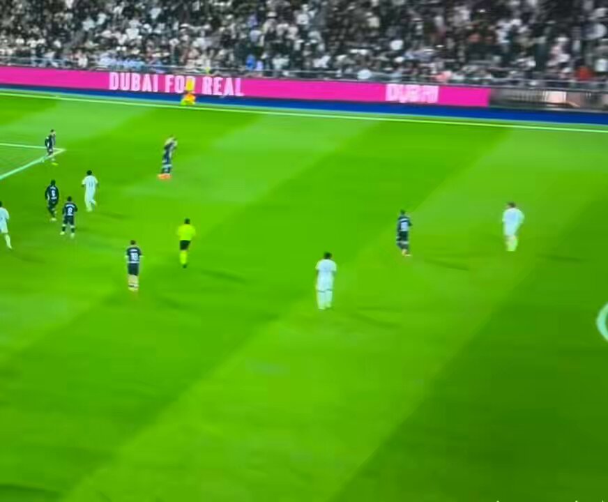 في لقطة الهدف الثاني لسيلتا فيغو لاحظوا تشواميني كيف ترك مكانه بشكل بدائي وغبي جداً وهو يحاول الضغط على لاعب مراقب وترك المساحة للاعب الاخر هذي من ابجديات لاعب كرة القدم فكيف بلاعب يفترض انه ارتكاز ويجيد الادوار الدفاعية ؟ والله لاعب كارثي