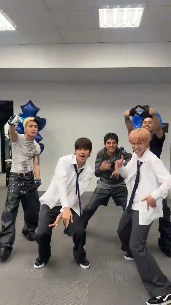 SB19 KADENA BOYS x AHOF COLLAB! ๐ฅ The dance challenge AโTin and FOHA have been dreaming of is finally here! P-pop Kings SB19 just dropped an exciting dance challenge video with K-pop group AHOFโs JL and Juwon, serving powerful and "suwabe" moves to the beat of โDungka." A fan couldnโt hide their kilig, saying, โWahhh!!! Ang daya at sarap sa pakiramdam na makitang magkasama ang AHOF at SB19!โ SB19 and AHOF were both part of the ACON 2025 lineup for the 10th year anniversary of the Asia Artist Awards, held in Kaohsiung, Taiwan last Sunday. JL is the Filipino member of AHOF. He was ranked first in the K-pop talent search "Universe League." COURTESY: SB19/TikTok