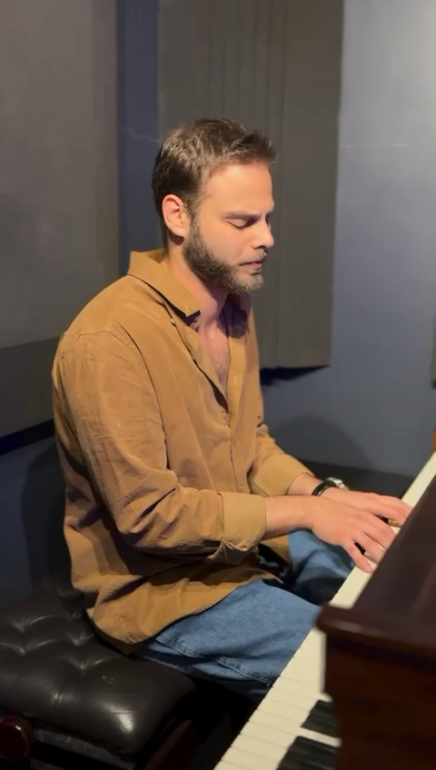 Now that he’s home, former hostage Alon Ohel is back to what he loves most: playing the piano. His songs are the soundtrack of freedom 🎹🇮🇱