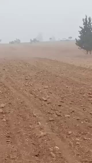 Rakka'nın Tabra bölgesinde arazilerinde çalışan çiftçilere ait traktör ve aletlere el koyan YPG/SDG'li teröristler, Bölgeyi askeri bölge ilan etti.
