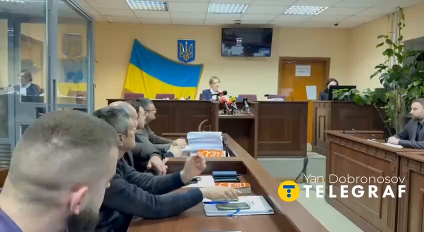 Сьогодні Ігор Коломойский запросив пресу на суд, де обіцяв зробити гучну заяву. На жаль, автозак на якому мали доставити пана Ігоря, зламався. Автозак зламався! Іншого не було. Ага. Віримо!