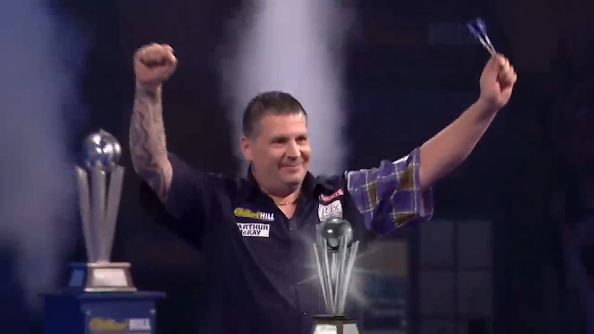 🎙️ "Gary Anderson is still the King at the Palace!" Gary Anderson became only the third player in World Championship history to win back-to-back titles in 2015/16! 🏆 Sensational from the Scot! 👏