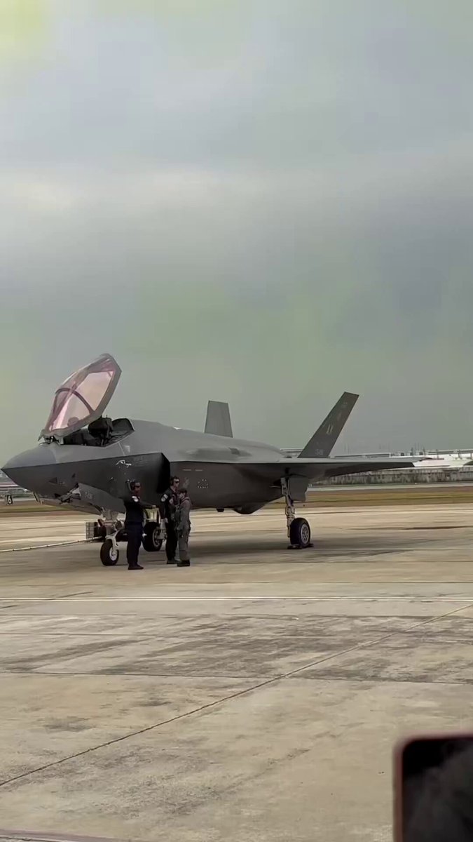 تعرفون ليش طائرة F-35 تعتبر أكبر مشروع عسكري في التاريخ ؟؟! - اولاً التكلفة الكلية كانت 1.7 تريليون دولار، يعني أغلى من ميزانية دول - تُصنع في 52 مصنع داخل أمريكا وتمر عبر شبكة تضم 1900 شركة حول العالم!!! - خوذة الطيار لحالها قيمتها 400 ألف دولار يعني أغلى من لامبورغيني!!! - يوجد 300,000 قطعة في الطائرة الواحدة - تعتبر أقوى مقاتلة شبحية متعددة المهام في العالم، وتتفوق في الجو والأرض والحرب الإلكترونية والذكاء المعلوماتي في نفس الوقت "هذا مقطع لتجربه لها وهي تطير شوفو التحفه الفنية"