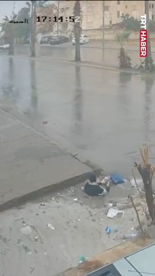 Ürdün'de su dolu çukura düşen genç kızı çevredekiler kurtardı.
