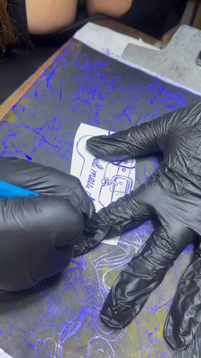 a pessoa tem que se odiar muito pra fazer uma tatuagem dessa