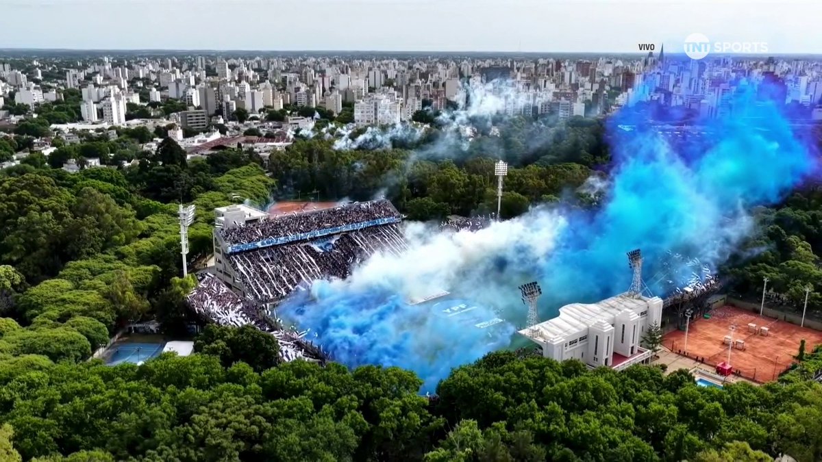 Na bueno me vuelvo loco mira el pedazo de recibimientos que clavó el Lobo, la hinchada, el clima, los cuetes, las bengalas. Es el recibimientos de todos los tiempos. Pedazo de club Gimnasia