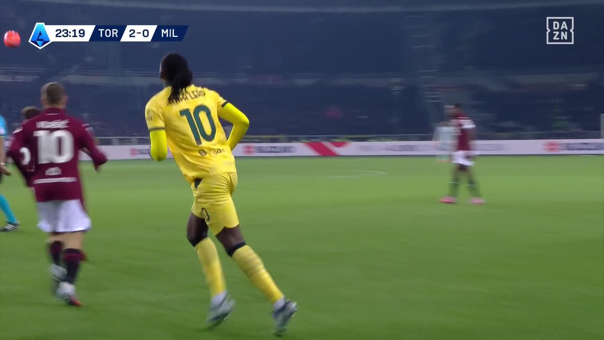 ⚽️ 𝗟𝗔 𝗙𝗥𝗔𝗣𝗔𝗦𝗦𝗘 𝗗𝗘 𝗥𝗔𝗕𝗜𝗢𝗧 🇫🇷 !!!! 🚀😱 SON PREMIER BUT AVEC L’AC MILAN CETTE SAISON. Les Milanais ne sont plus menés que 2-1 par le Torino. 🔴⚫️ 🎥 DAZN France