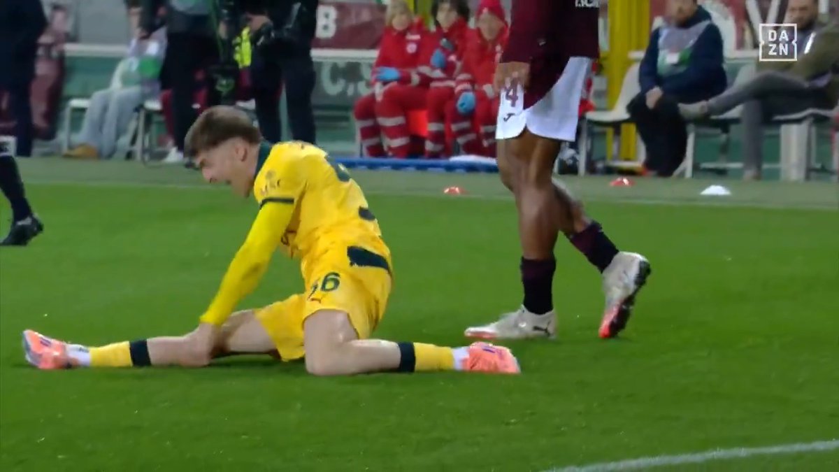 🕺 | Alexis Saelemaekers haalde zijn beste breakdance moves boven na een stevige tackle. 😖 #TorinoMilan