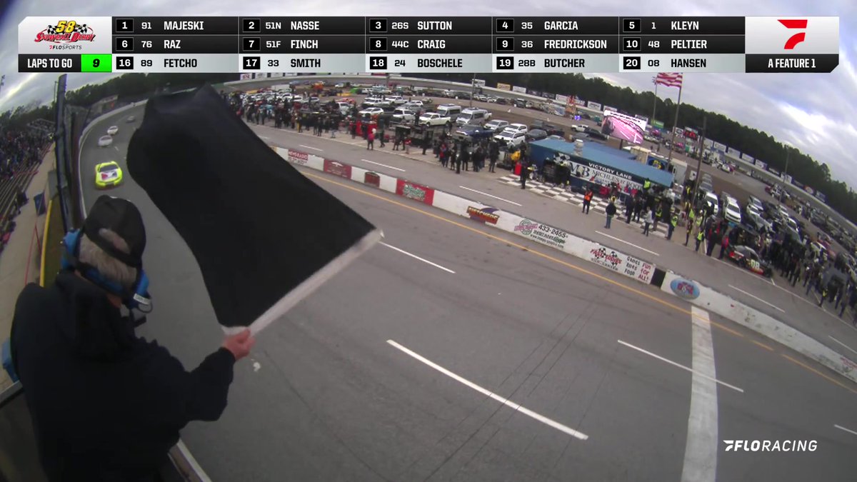 The leader Ty Majeski is black flagged with just a few laps remaining!! #SnowballDerby