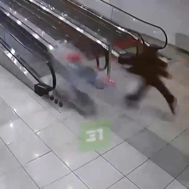 Russian supermarket worker decides it would be wise to move a stack of shopping carts down an escalator. On one hand - it worked as the carts were moved down the escalator. On the other hand - the woman they crashed into likely wishes he chose a different method 👀 #russia #groceries #fail #WTF #IQtest #shopping