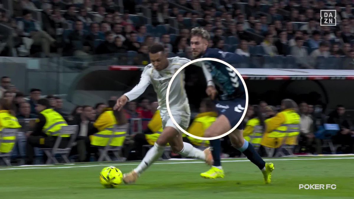 El momento en que Mbappé se rompió el dedo anular de la mano izquierda 🤕 #PokerFC