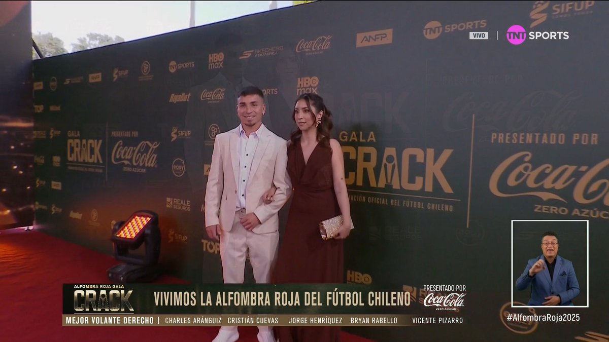 🗣⚽🇨🇱 LA GRAN FIGURA DEL TOMATE MECÁNICO Daniel Popín Castro llegó a la #AlfombraRoja2025 de la #GalaCrack2025 con su mejor pinta -gracias a su esposa, la verdad sea dicha-, donde le dejó un mensaje a los hinchas de Deportes Limache, que el 10 de diciembre vivirán la final de la #CopaChileCocaColaSinAzúcar 2025 ante Huachipato. El gran sabor de Coca-Cola Zero Azúcar #CocaColaZeroAzúcar