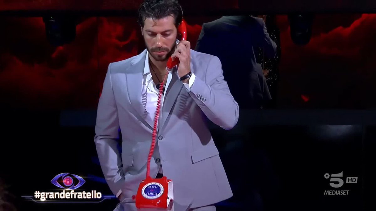 Il telefono squilla ancora e a rispondere è Omer: chi manderà al televoto? #GrandeFratello
